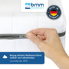 Abbildung einer weißen Matratze mit grauem Reißverschluss, eine Hand öffnet den Bezug. Oben das Logo der Brandenburger Matratzenmanufaktur, daneben das Siegel Made in Germany. Unten Text: Bezug mittels Reißverschluss teilbar und abnehmbar, waschbar bis 60 Grad