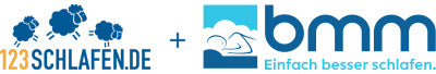 Logos von 123Schlafen.de und BMM Brandenburger Matratzen Manufaktur nebeneinander. Links das 123Schlafen.de-Logo mit springenden Schafen in Blau, rechts das BMM-Logo mit einer liegenden Figur und dem Slogan ‚Einfach besser schlafen.‘ in Hellblau